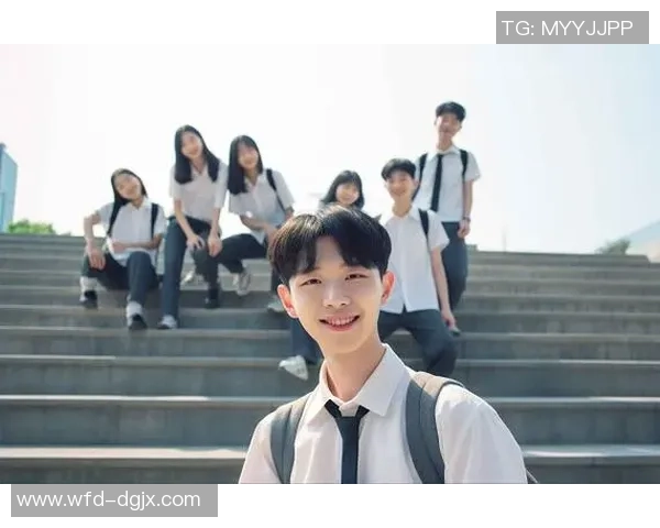 足球套装帅哥展现青春活力与运动魅力的完美结合